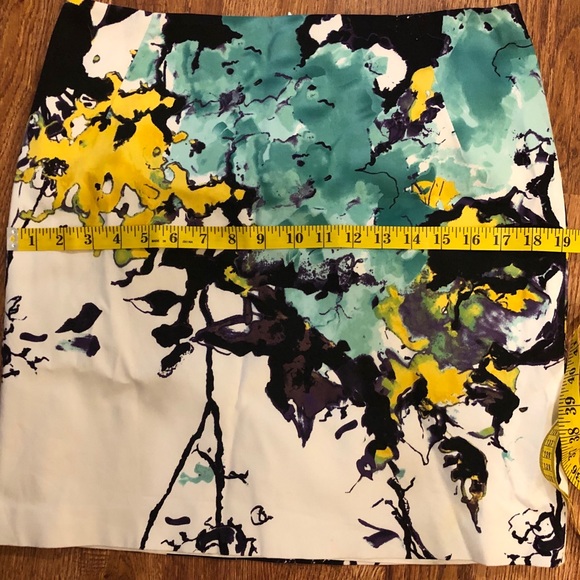 TAHARI Watercolor pencil Skirt. Lined beautiful color way - Picture 7 of 9